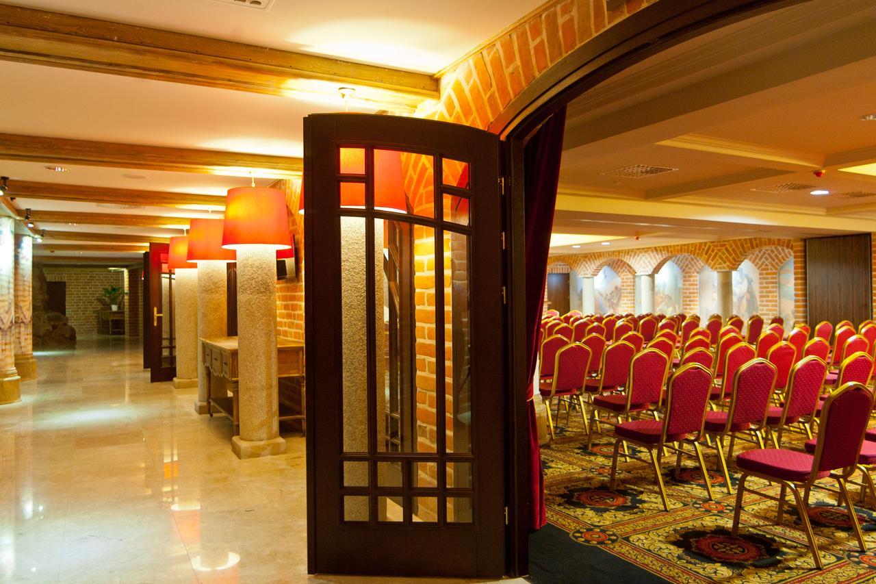 Hotel Zamek Giżycko Buitenkant foto